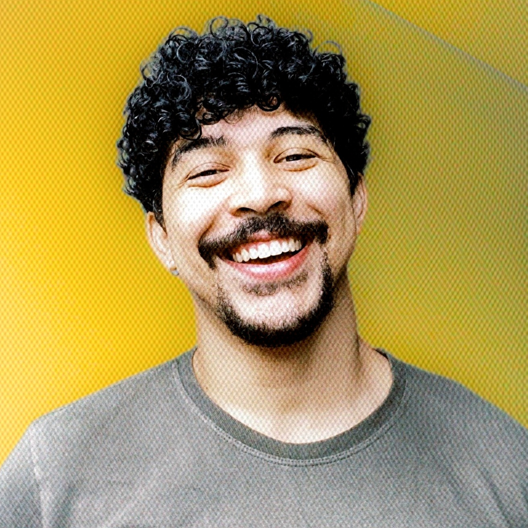 Foto de Jonathan Alves, professor de Libras